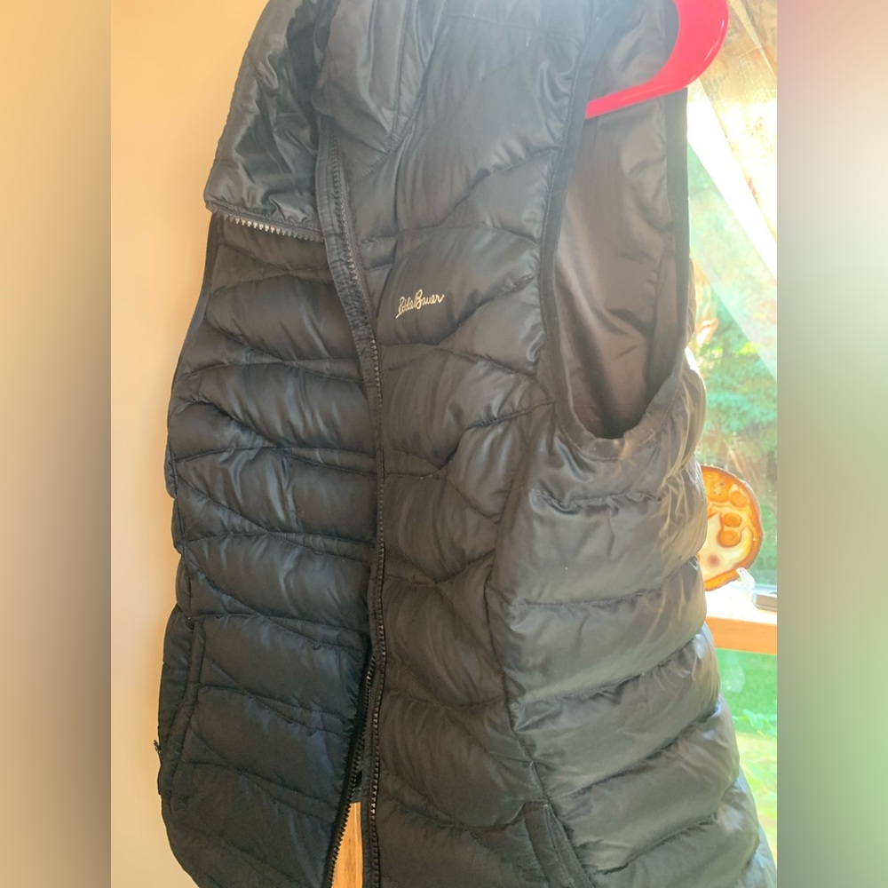 Gently used Eddie Bauer vest. Medium and Black